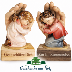 Schützende Hand mit Gravursockel-Holzfiguren2004