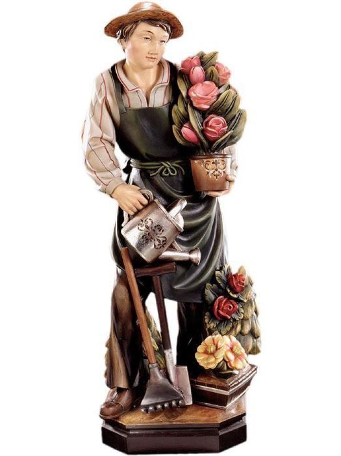 gaertner aus holz mit blumen und giesskanne traditionell geschnitzt