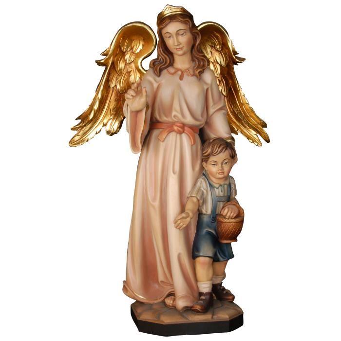 schutzengel mit junge holzfigur behuetet und beschuetzt