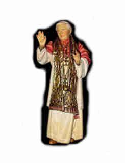 Eine kleine Figur einer Person in traditioneller Kleidung mit erhobener Hand vor weißem Hintergrund