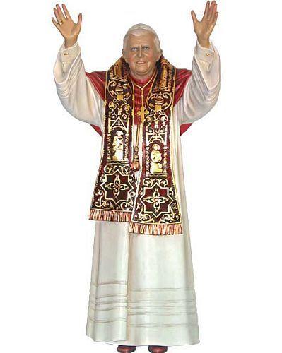 Eine Figur des Papstes mit erhobenen Armen in weißem Gewand und roter Stola