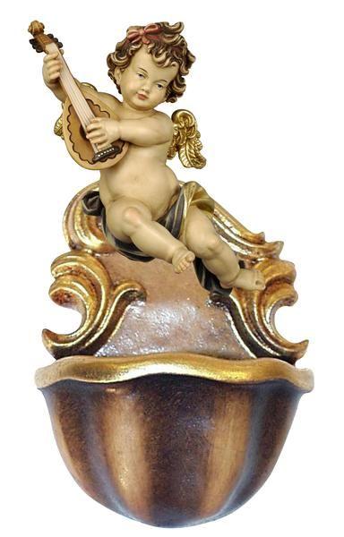 Eine kleine Engel-Figur mit Locken sitzt auf einem dekorativen Sockel und hält eine Laute.