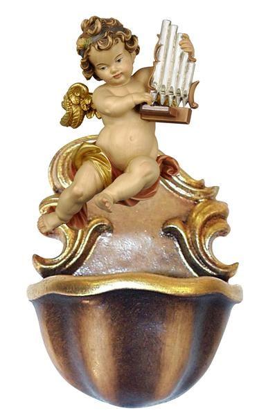 Putto mit Locken hält ein kleines Orgelinstrument über einem dekorativen Behälter