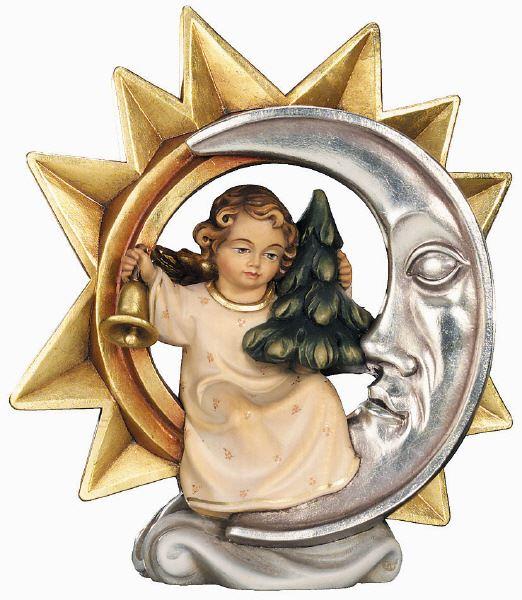 Dekorative Figur eines Engels mit Glocke und Tannenbaum vor Sonne und Mond