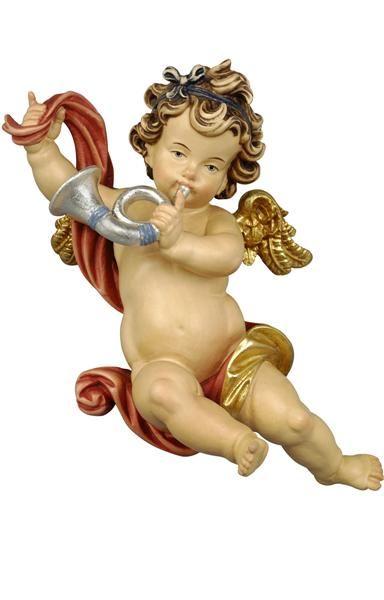 Puttofigur mit Locken, Flügeln und rot-goldenem Tuch auf weißem Hintergrund