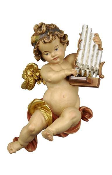 Eine Engelsfigur mit Locken und goldenen Flügeln hält eine kleine Orgel.